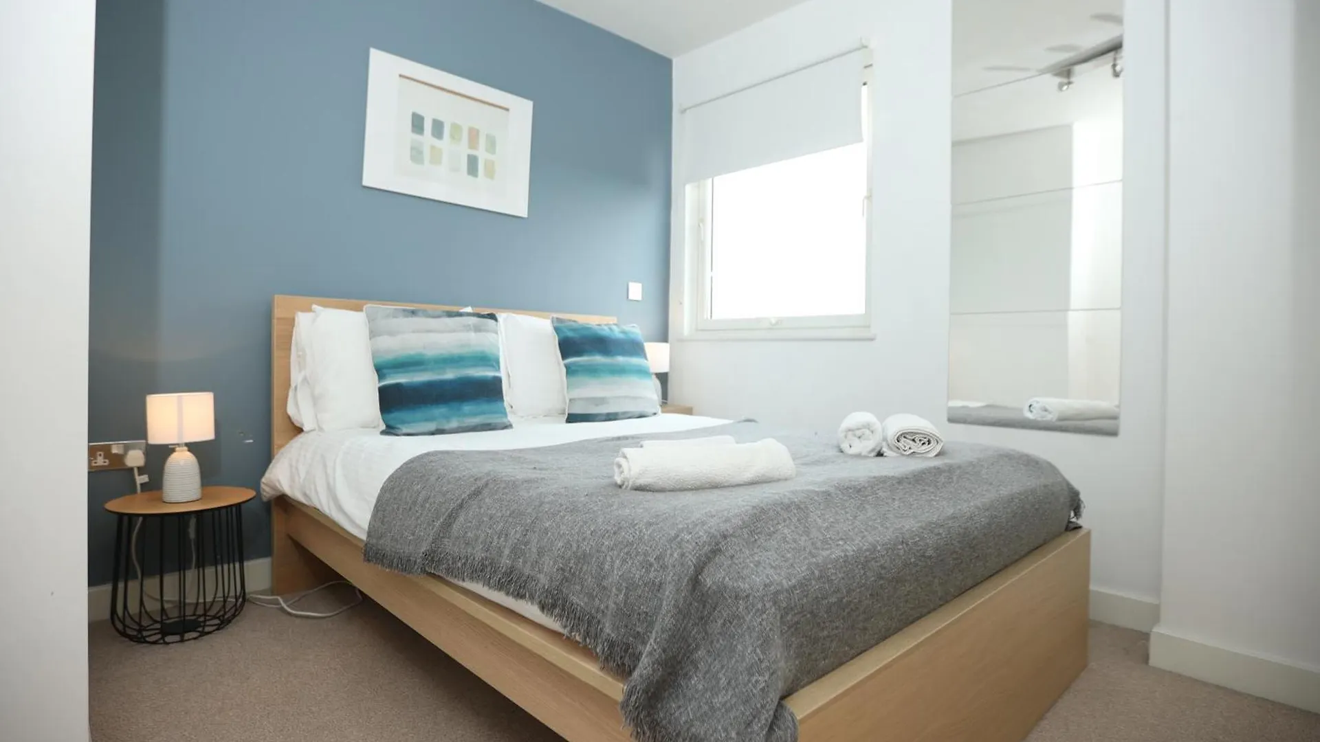 Modern & Peaceful Cardiff Bay Apartment By N And N Stays, Private Balcony, Perfect Location For Workers Or A Short Break, Great Disc Available For Long Stays