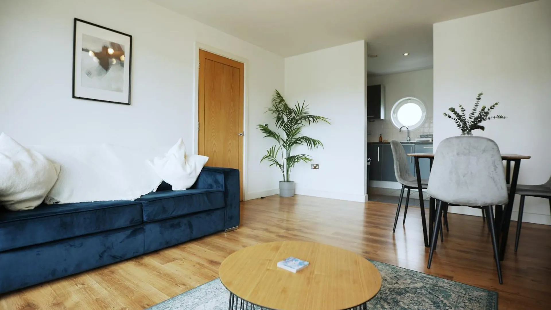 Modern & Peaceful Cardiff Bay Apartment By N And N Stays, Private Balcony, Perfect Location For Workers Or A Short Break, Great Disc Available For Long Stays