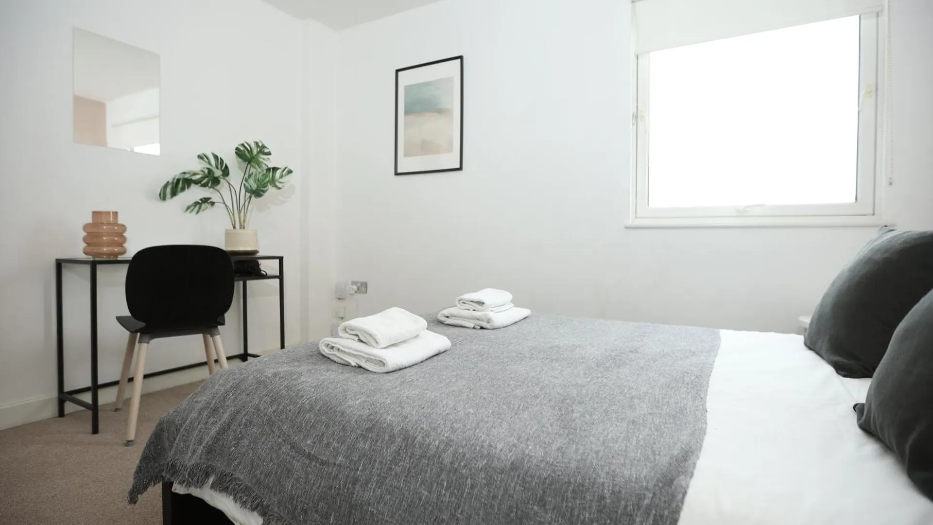Modern & Peaceful Cardiff Bay Apartment By N And N Stays, Private Balcony, Perfect Location For Workers Or A Short Break, Great Disc Available For Long Stays