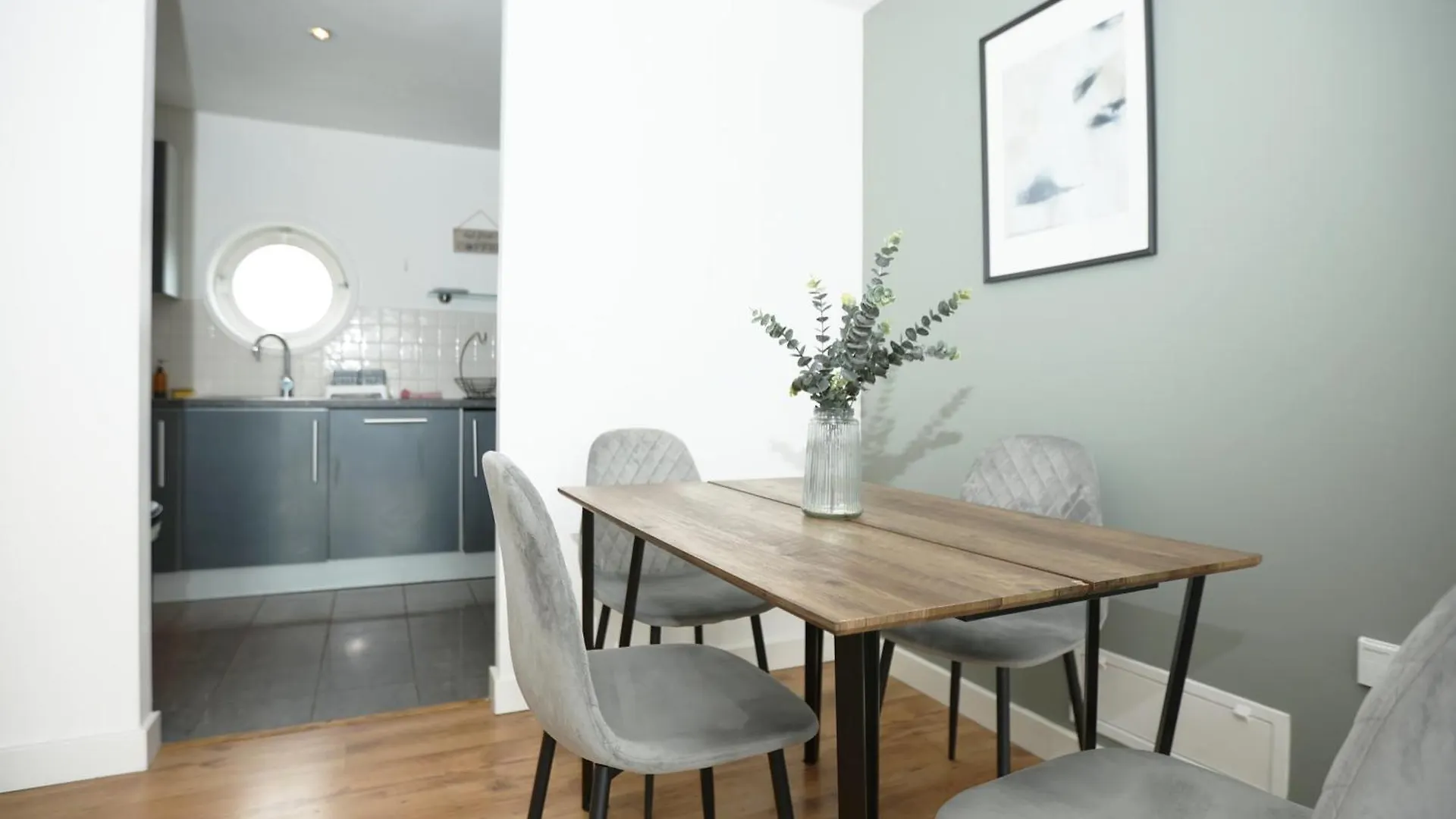 Modern & Peaceful Cardiff Bay Apartment By N And N Stays, Private Balcony, Perfect Location For Workers Or A Short Break, Great Disc Available For Long Stays