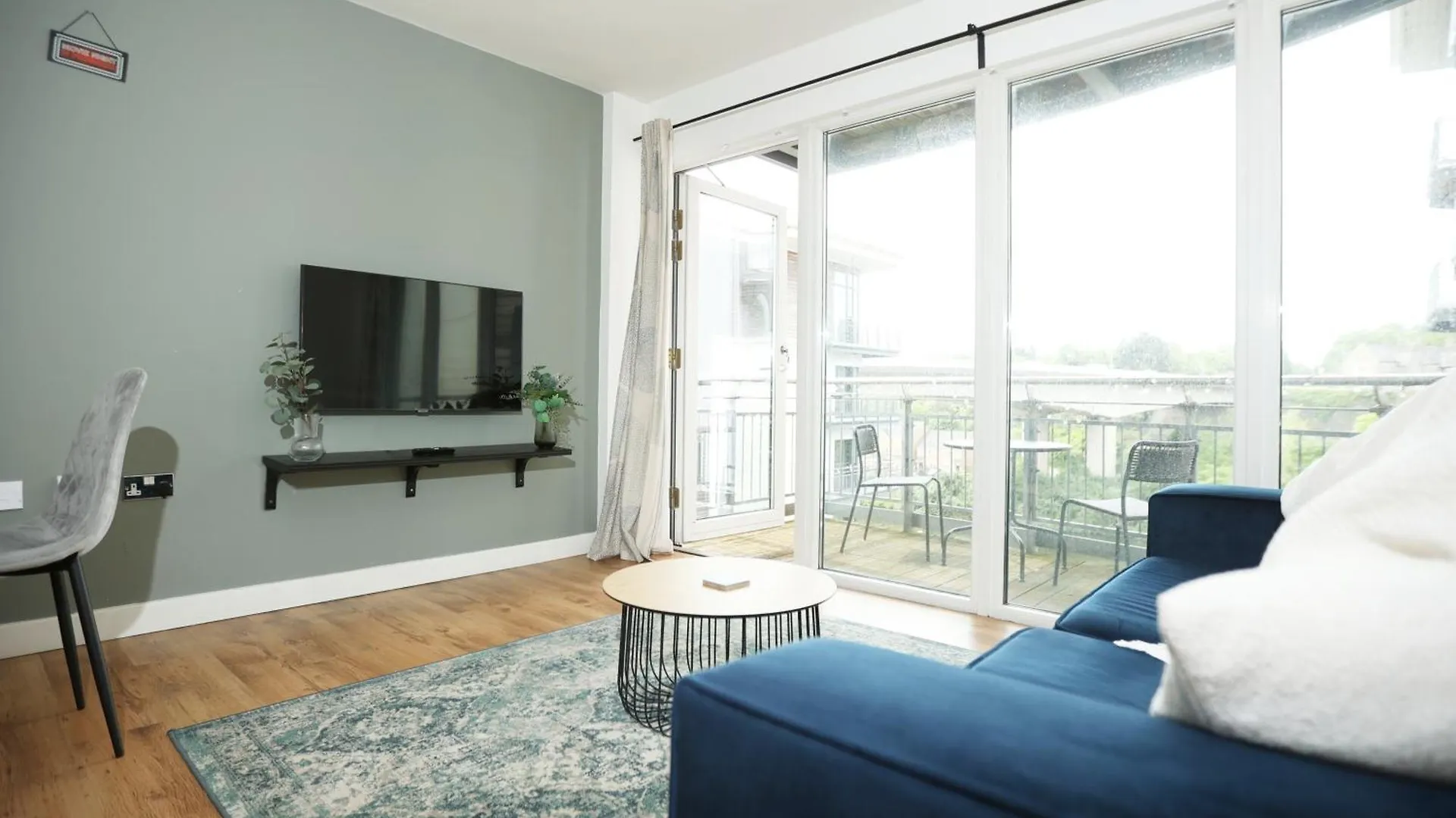 Modern & Peaceful Cardiff Bay Apartment By N And N Stays, Perfect Location For Contractors And Workers Visiting Cardiff, Great Disc Available For Long Stays, Key Collection Is 5 Mins From Apartment At A Keynest 0*,  英国