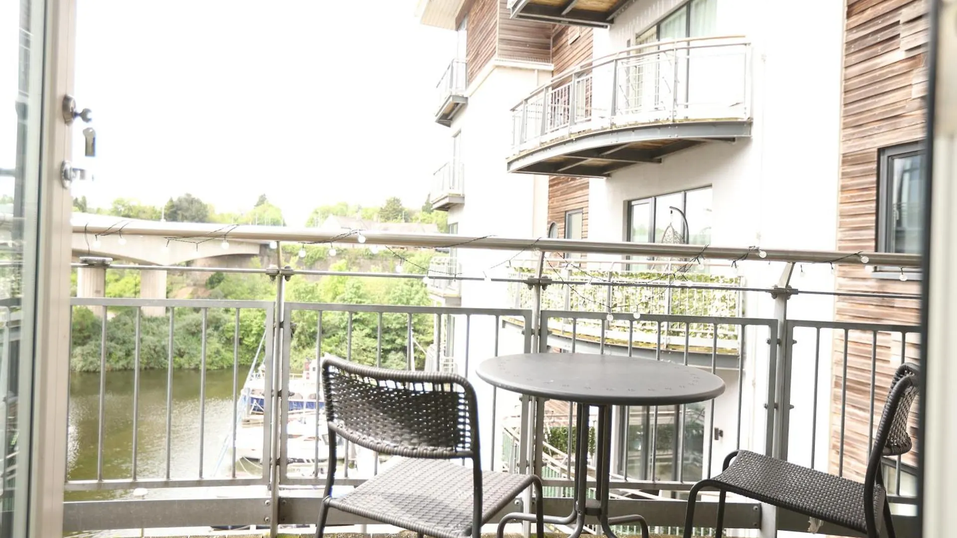 Modern & Peaceful Cardiff Bay Apartment By N And N Stays, Private Balcony, Perfect Location For Workers Or A Short Break, Great Disc Available For Long Stays